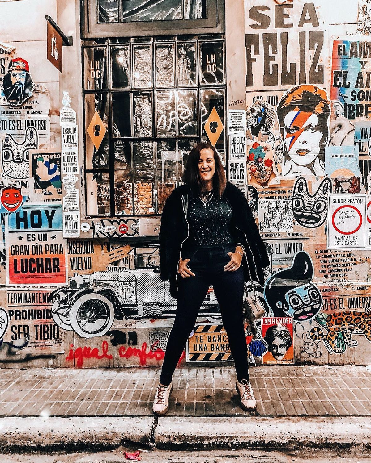 A visitor in front of the Sea Feliz mural wall in Palermo Soho